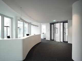 Empfangsbereich einer Firma mit Automatiktüren